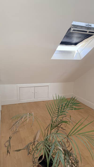 Large double bedroom with separate shower/toilet n Main Photo
