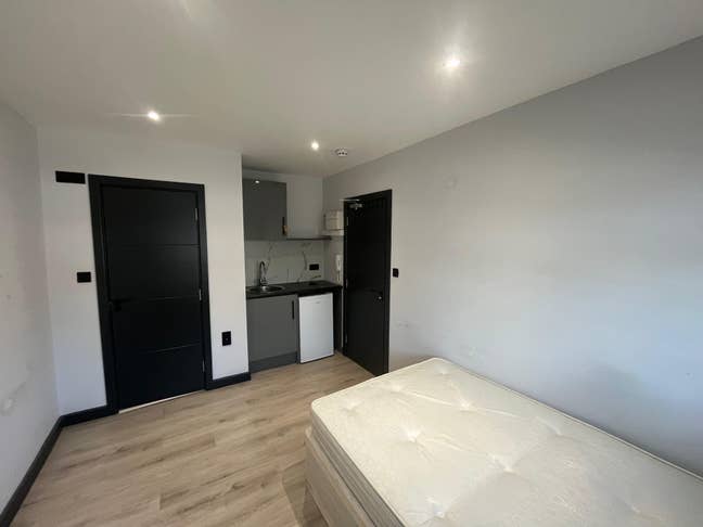 DSS-Studio Flat Available in Tolworth Kingston KT5 Main Photo