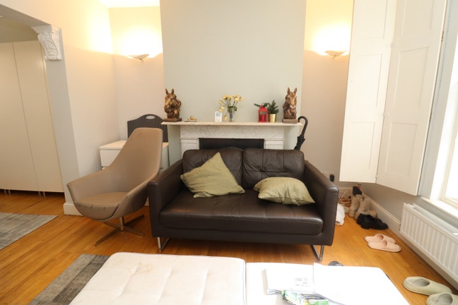 Stunning Room -E14- Living + Garden ~ Tube Nearby Main Photo