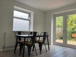 Double room with ensuite bathroom, fitted kitchen  Main Photo