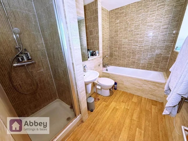Double furnished room in a 3-bed duplex apartment Main Photo