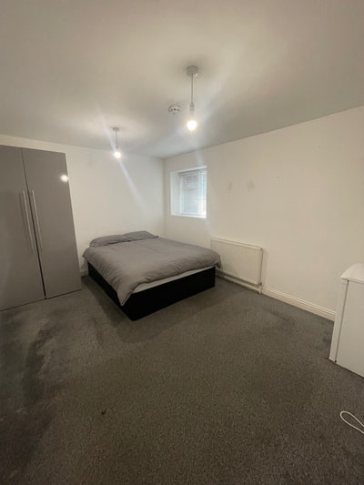 Two Modern Rooms: En-Suite with Garden Access Main Photo