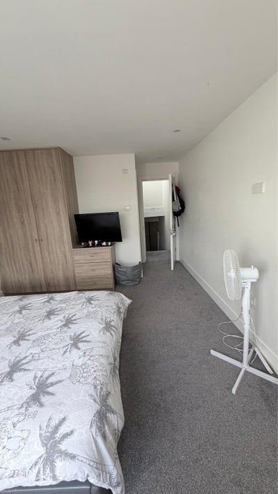 Large en suite bedroom  Main Photo