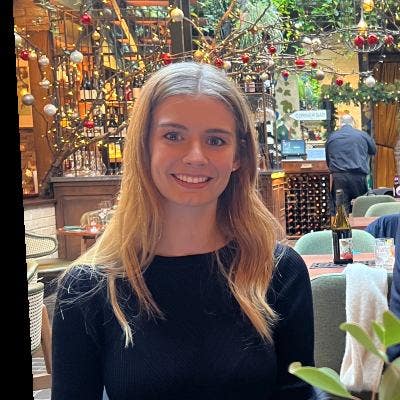 Looking to rent with young female professional(s) Main Photo