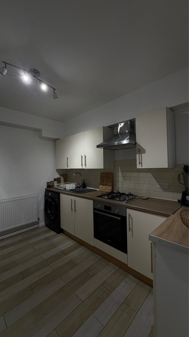 Furnished room available in Surrey Quays - From Se Main Photo