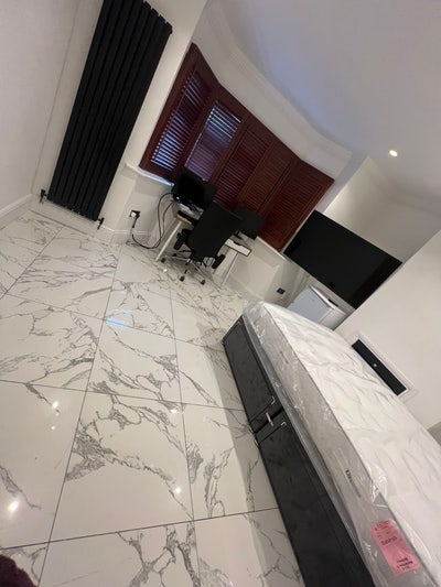 Double room with shower available on family home  Main Photo