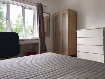 Room to let in a modern house at a good location. Main Photo