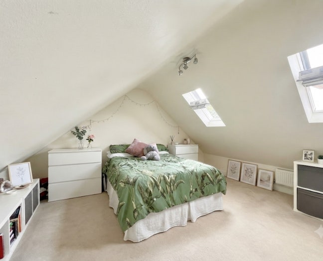 Stylish doublebed Loft 5’ walk from Central line Main Photo