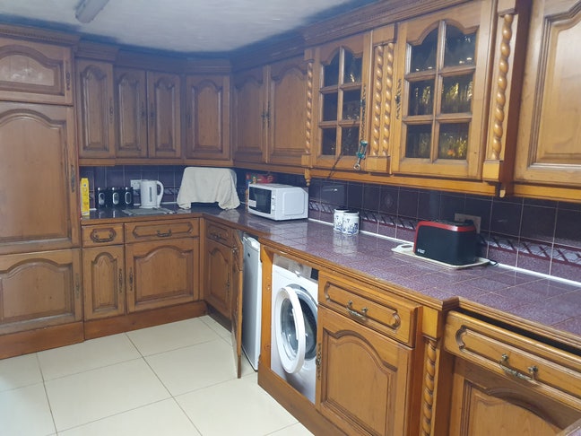 Nice modern single occupancy room in share house Main Photo