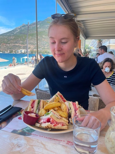 Stop eating apples – German doctor seeks room  Main Photo