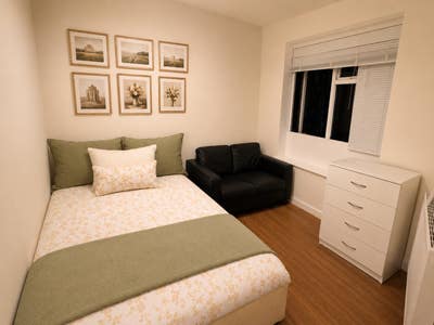 Large Double Room for Female – 10 Mins Walk to Lut Main Photo