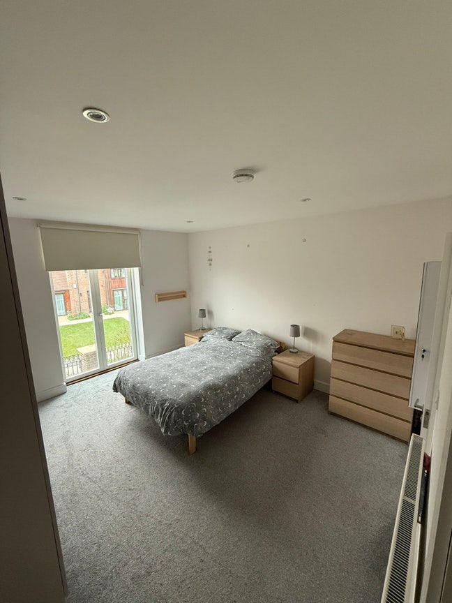 Room with private bathroom available  Main Photo