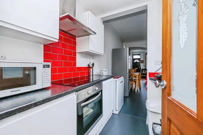 Room Available Near QMC - 10 Min Walk Main Photo