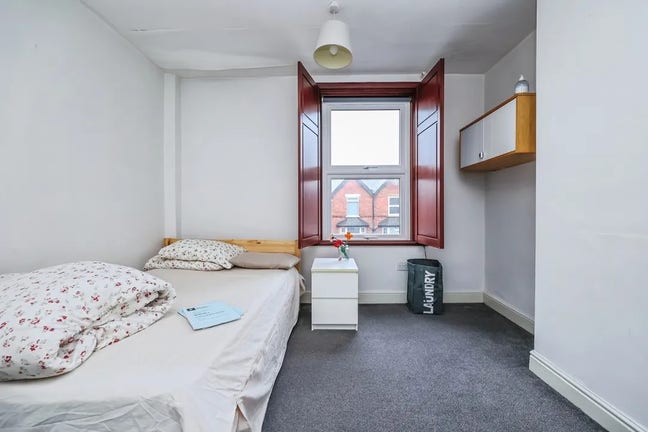 Room Available Near QMC - 10 Min Walk Main Photo