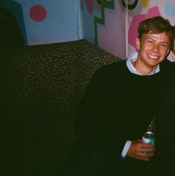Tidy 25yo finance professional, zone 1 to 2 Main Photo