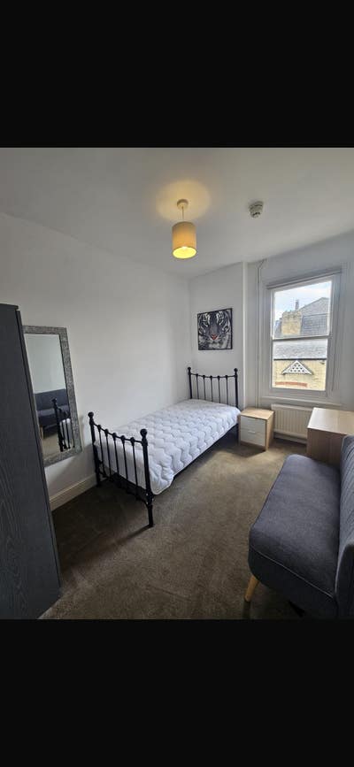 *Room to rent in ideal location* Main Photo