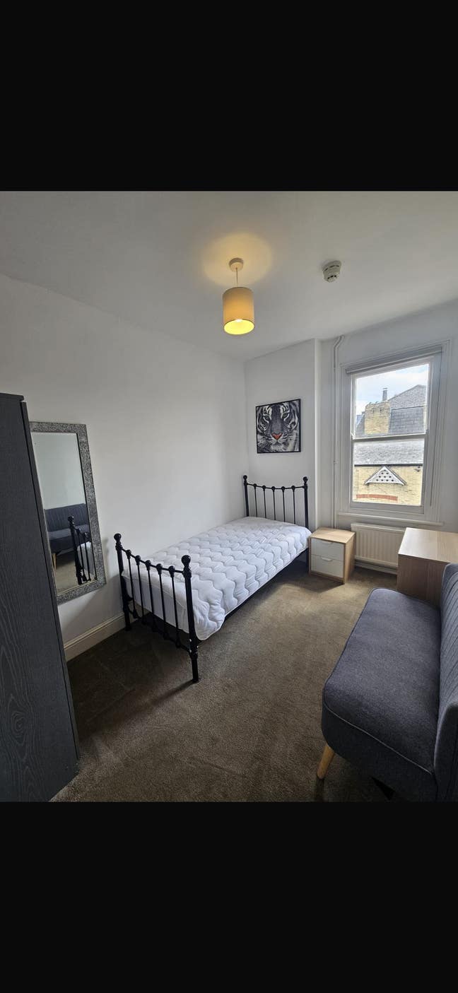*Room to rent in ideal location* Main Photo