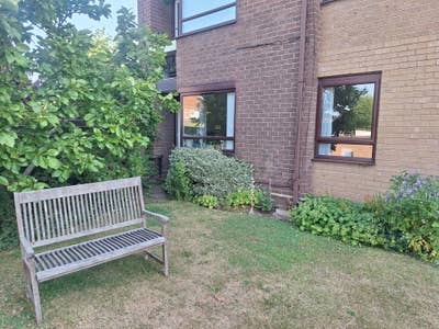 Double room to let in ground floor flat Main Photo