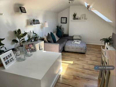 Spacious 2 bedroom flat Main Photo
