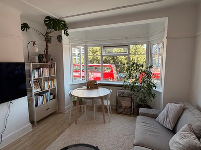 Modern refurbed flat 3 min from tube- short stays Main Photo