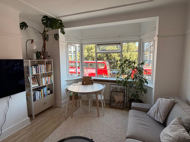 Modern refurbed flat 3 min from tube- short stays Main Photo