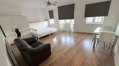 Big double room next to southgate tube station Main Photo