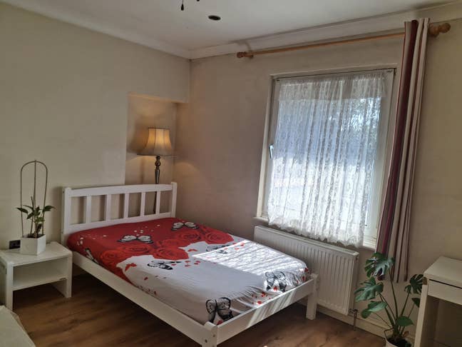 Short term, 12min walk to Raynes Park Station Main Photo