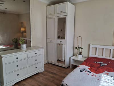 Short let, 12 min walk to Raynes Park Station Main Photo