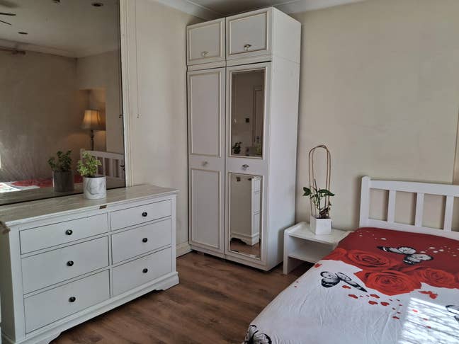 Short let, 12 min walk to Raynes Park Station Main Photo