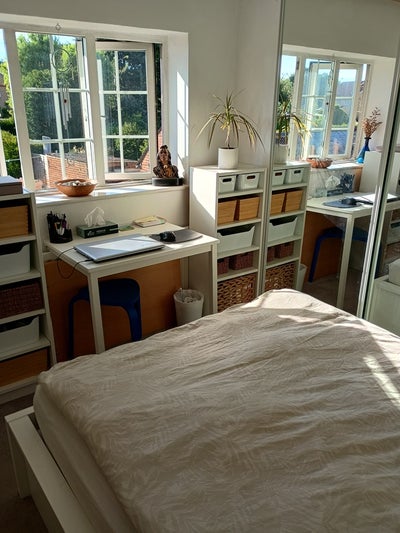 Double room in house share with off-street parking Main Photo