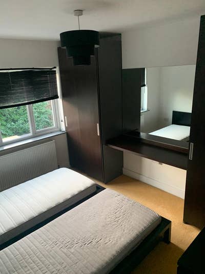 Bright double room in semi detached house Main Photo