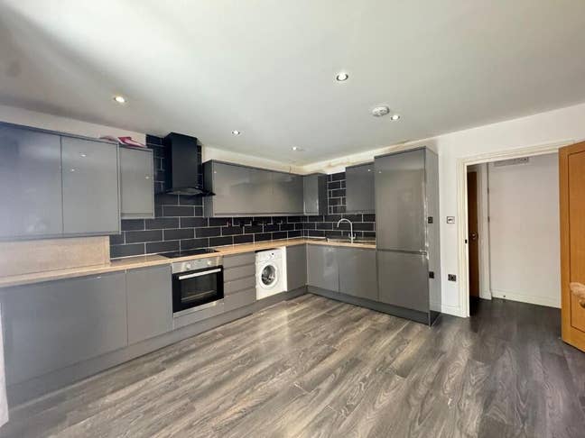 4 Bed Flat With Balcony/Garden Near Limehouse DLR. Main Photo