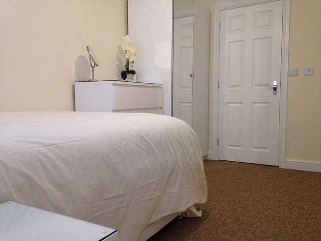 Friendly House - Ensuite Room Main Photo