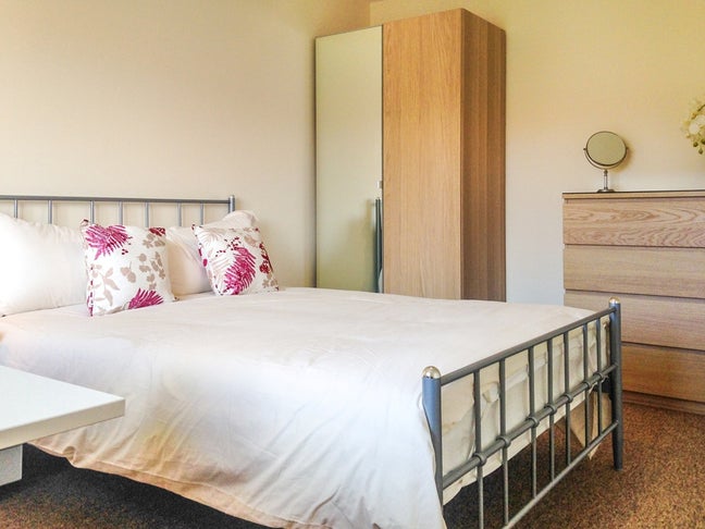 Friendly House - Ensuite Room Main Photo