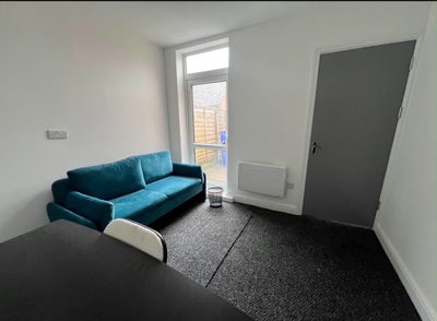 One room available in house share in ST2 Main Photo