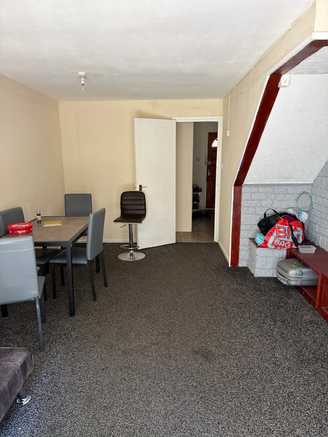 One room - big house  Main Photo