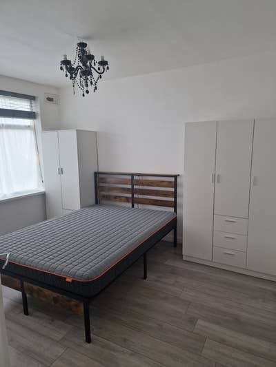 Furnished double room in 2 bed flat Main Photo