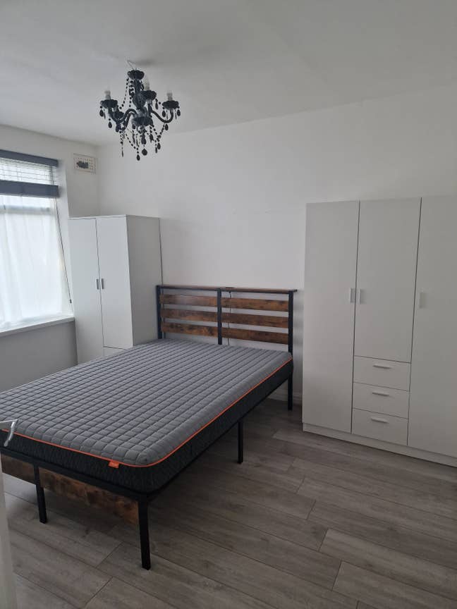 Furnished double room in 2 bed flat Main Photo
