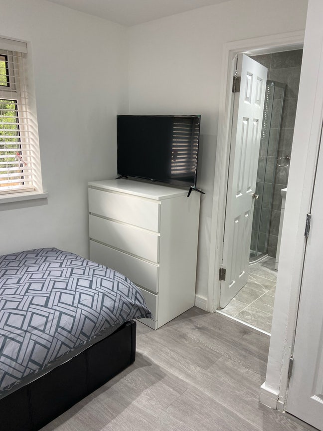 Luxury En-Suites in a Popular Area of Crawley,  Main Photo