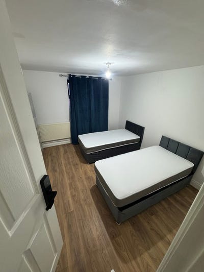 Large Double Room for Professionals & Students Main Photo