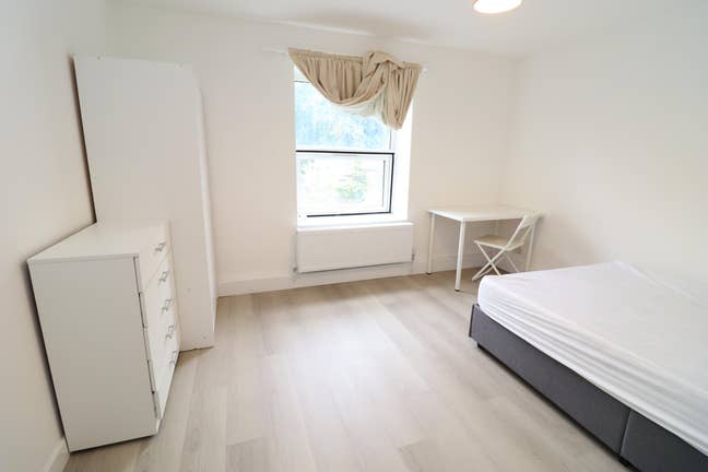2 Rooms in a Premium Location - Victoria Park E2! Main Photo
