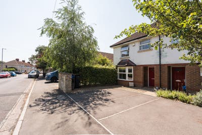 Large Room, Great Location in BS4 Main Photo