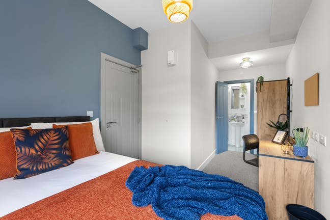 High end🌟: desk, en-suite; NHS Tickhill Rd Main Photo