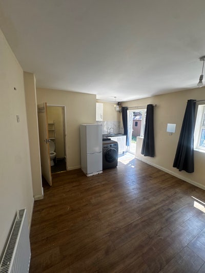 Studio Flat in Dagenham self contained & furnished Main Photo