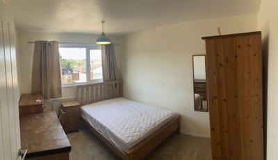 Large Double Room in Tidy Professional Home Main Photo