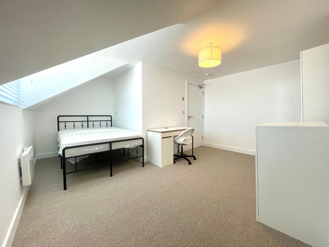 Newly Refurbished 4 Bed House Share Main Photo
