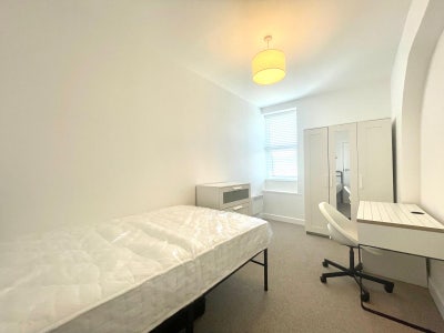Newly Refurbished 4 Bed House Share Main Photo