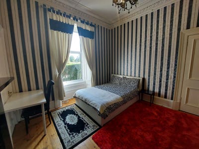 Spacious double room in Edinburgh Main Photo