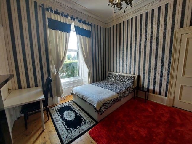 Spacious double room in Edinburgh Main Photo