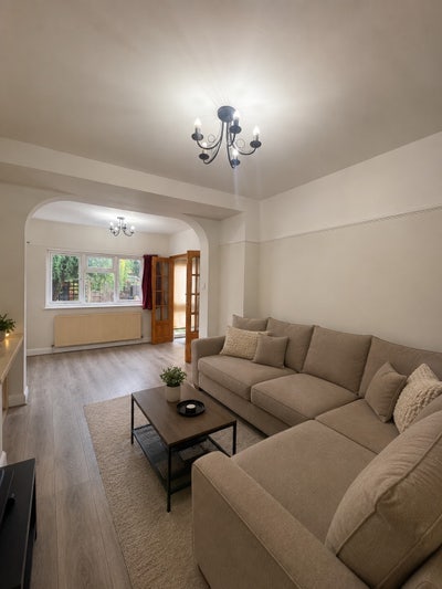 🏡 Spacious and Well-Presented House Share in RM6  Main Photo